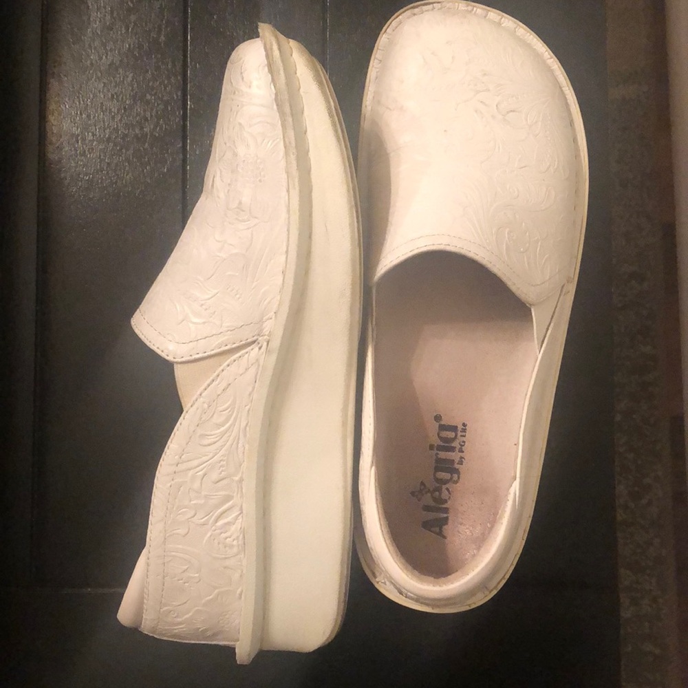 Alegria nursing clogs